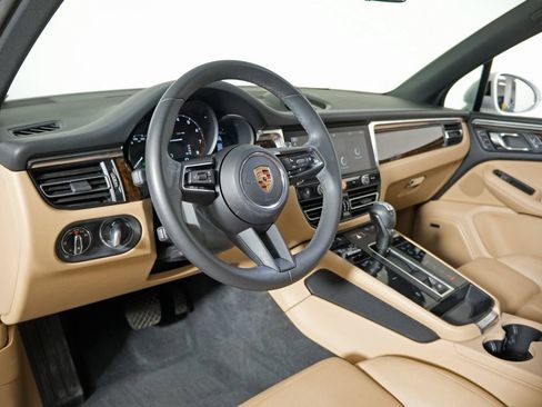 Certified 2025 Porsche Macan w/ Premium Package Plus AWD/4WD image 4