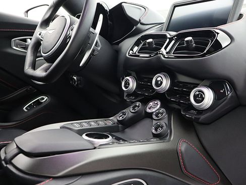 Used 2023 Aston Martin V8 Vantage Coupe RWD image 32