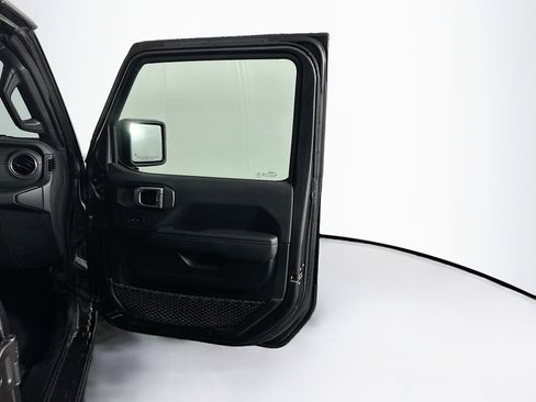Used 2022 Jeep Wrangler Unlimited Sahara AWD/4WD image 32