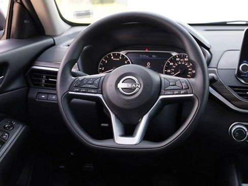 Used 2025 Nissan Altima 2.5 SV FWD image 21