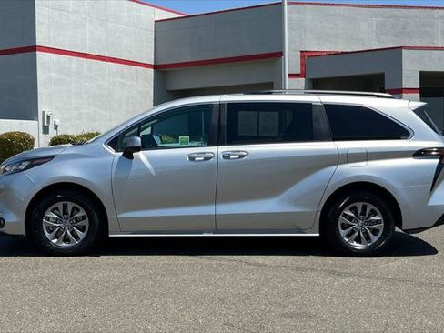 Certified 2025 Toyota Sienna XLE FWD image 9