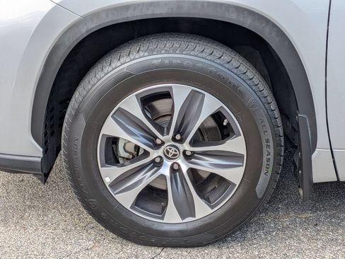 Used 2023 Toyota Highlander XLE AWD/4WD image 15