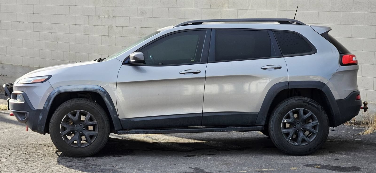Used 2017 Jeep Cherokee Trailhawk w/ Comfort/Convenience Group AWD/4WD image 2