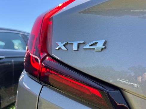 Used 2023 Cadillac XT4 Luxury w/ Cold Weather Package FWD image 4