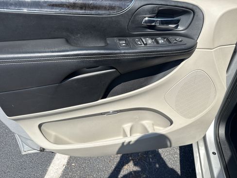 Used 2011 Chrysler Town & Country Touring-L w/ Entertainment Group #2 FWD image 13