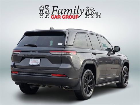 Used 2024 Jeep Grand Cherokee Altitude image 4
