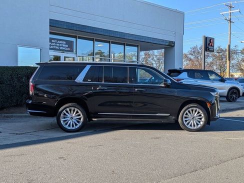 Used 2022 Cadillac Escalade ESV Luxury image 2