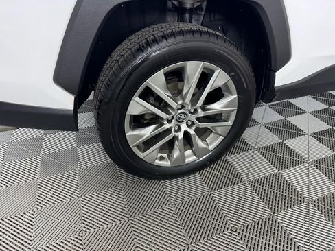 Used 2020 Toyota RAV4 XLE Premium image 33