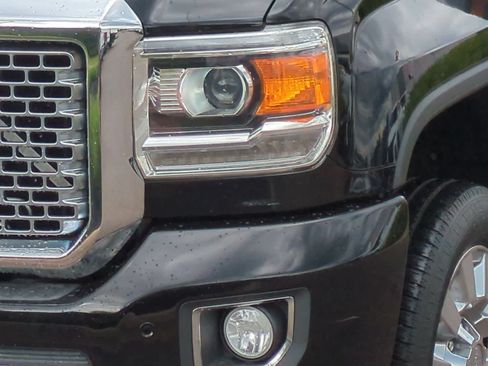 Used 2017 GMC Sierra 2500 Denali w/ Suspension Package, Off-Road AWD/4WD image 11