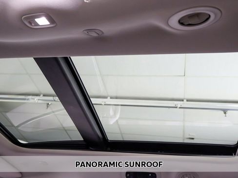 Used 2024 Chrysler Pacifica Limited FWD image 4