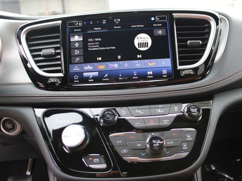 New 2026 Chrysler Pacifica Pinnacle image 23