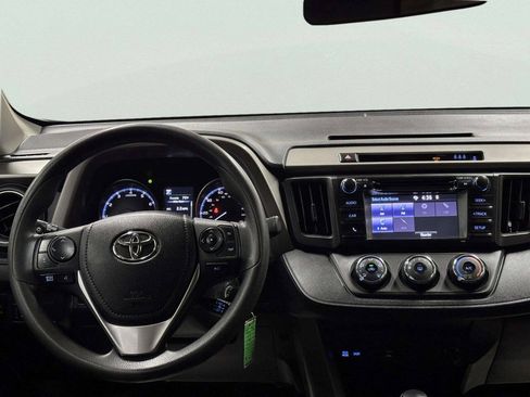 Used 2018 Toyota RAV4 LE AWD/4WD image 20