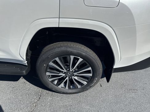 Used 2025 Lexus LX 600 4WD w/ Premium Package image 12