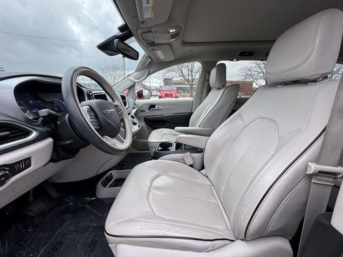 Used 2017 Chrysler Pacifica Platinum image 18