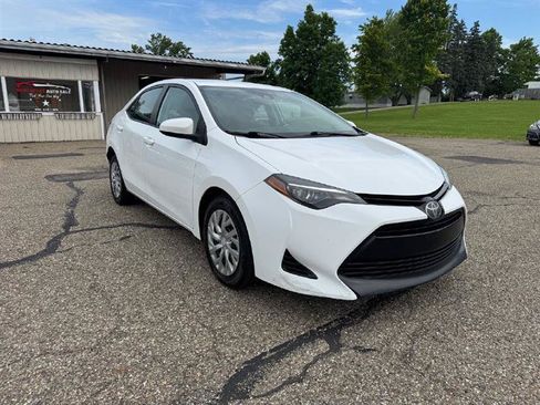 Used 2018 Toyota Corolla LE FWD image 3