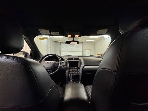 Used 2017 Ford Explorer XLT w/ Equipment Group 202A image 19