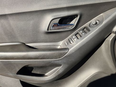 Used 2022 Chevrolet Trax LT w/ LT Convenience Package image 22