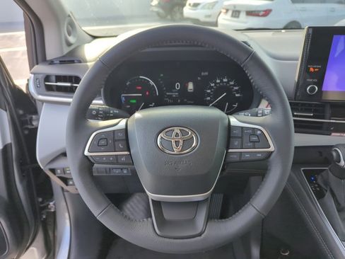 Used 2026 Toyota Sienna XLE image 13