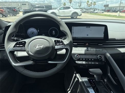 New 2025 Hyundai Elantra SEL image 24