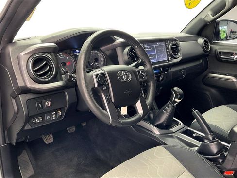 Used 2022 Toyota Tacoma TRD Off-Road image 13