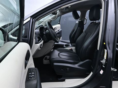Used 2023 Chrysler Pacifica Touring-L FWD image 10