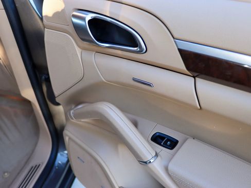 Used 2014 Porsche Cayenne image 29