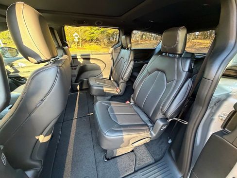 New 2026 Chrysler Pacifica Select image 12