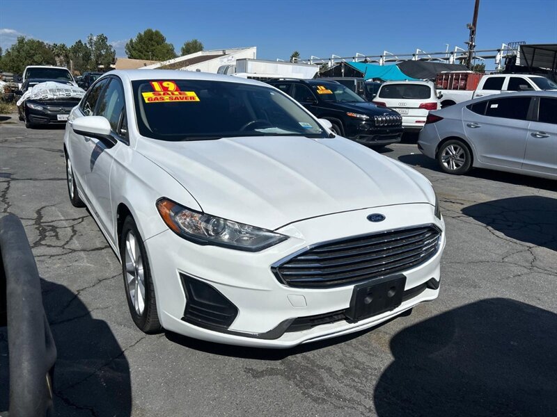Used 2019 Ford Fusion SE FWD image 2