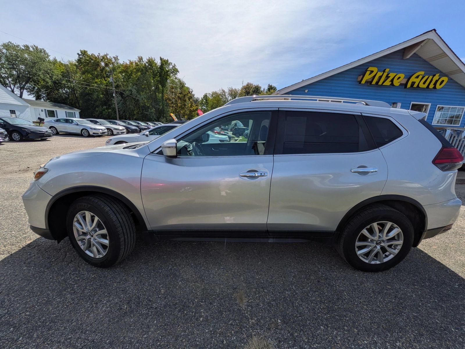 Used 2017 Nissan Rogue SV AWD/4WD image 2
