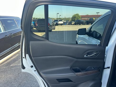 Used 2022 GMC Acadia Denali w/ Denali Technology Package FWD image 18