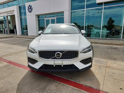 Used 2025 Volvo V60 B5 Cross Country Plus AWD/4WD image 2