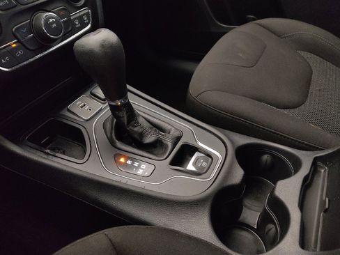 Used 2019 Jeep Cherokee Latitude w/ Popular Appearance Group image 26