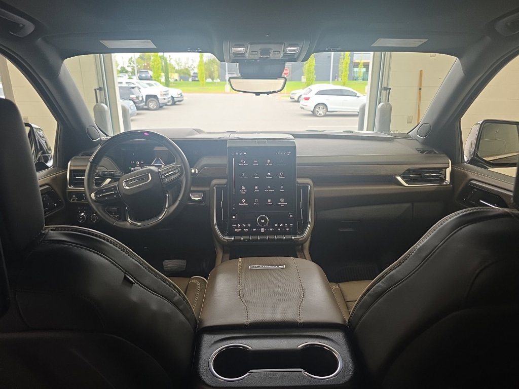 Used 2025 GMC Yukon Denali Ultimate AWD/4WD image 32