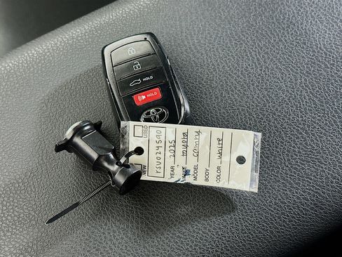Used 2025 Toyota Camry SE FWD image 25