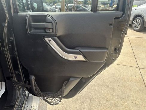 Used 2011 Jeep Wrangler Unlimited Sahara AWD/4WD image 15