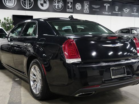 Used 2017 Chrysler 300 C RWD image 3
