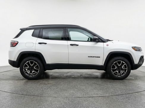 Used 2025 Jeep Compass Trailhawk image 11