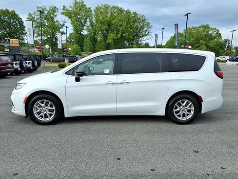 Used 2024 Chrysler Pacifica Touring-L FWD image 9