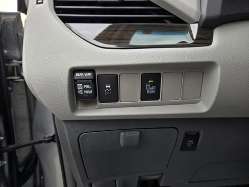 Used 2017 Toyota Sienna XLE AWD/4WD image 14
