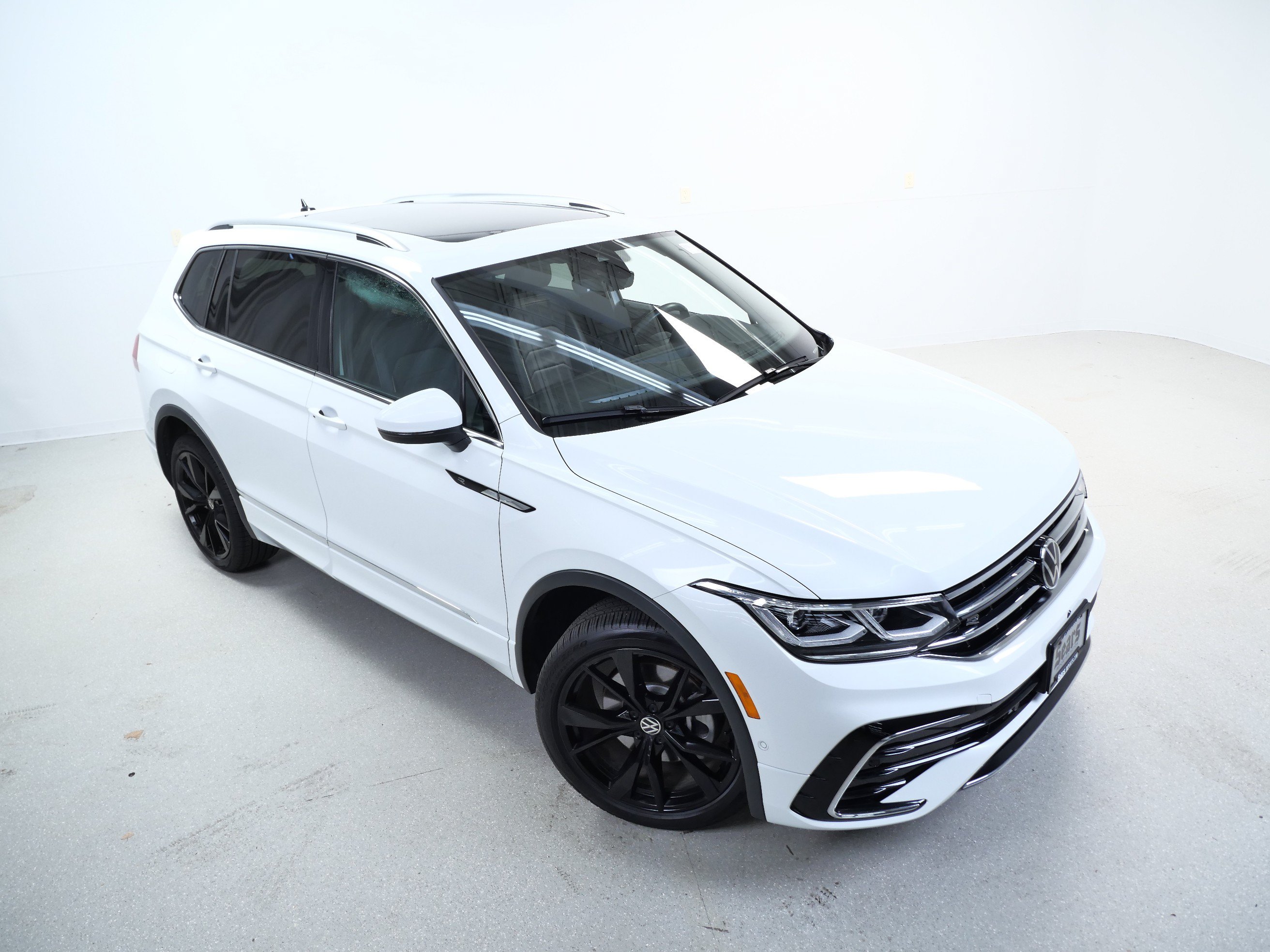 Used 2024 Volkswagen Tiguan SEL R-Line w/ MDO Package, Two-Row AWD/4WD image 4
