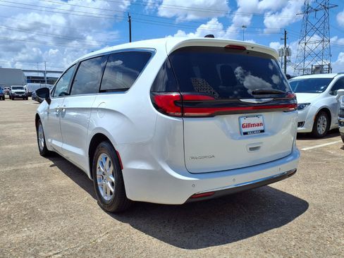 Used 2024 Chrysler Pacifica Touring-L FWD image 4