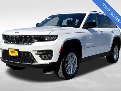 New 2025 Jeep Grand Cherokee Laredo image 2