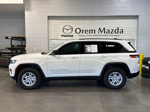 Used 2023 Jeep Grand Cherokee Laredo AWD/4WD image 26