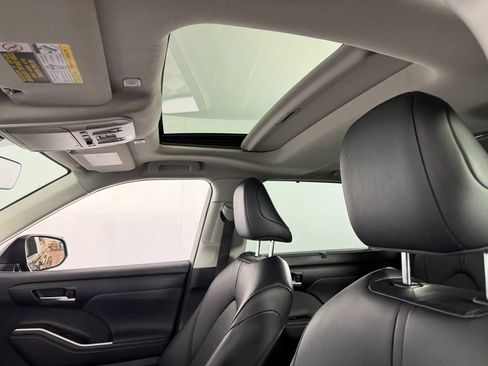 Used 2025 Toyota Highlander XLE image 24