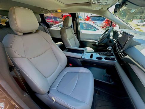 Used 2025 Toyota Sienna XLE w/ XLE Plus Package image 18
