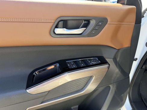 Used 2025 Nissan Pathfinder Platinum AWD/4WD image 23