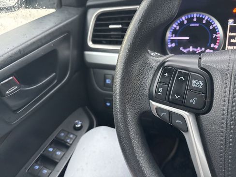 Used 2018 Toyota Highlander LE AWD/4WD image 40