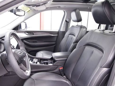 Used 2023 Jeep Grand Cherokee L Limited w/ Black Appearance Package image 13