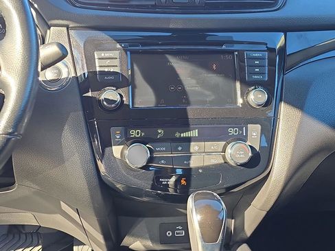 Used 2022 Nissan Rogue Sport SV w/ Technology Package image 17