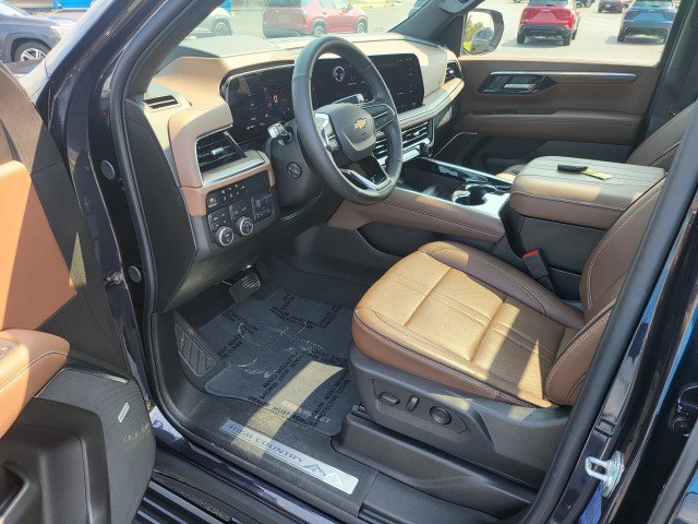 Used 2025 Chevrolet Suburban High Country AWD/4WD image 3